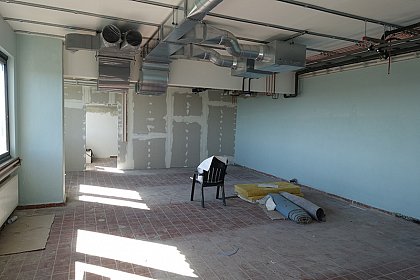 06.08.2018 - I could not take pictures due to vacations, but now air and AC constructions are almost completed, and there is some color on the walls...
