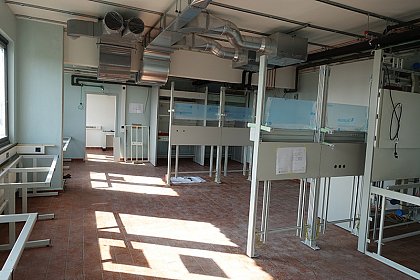 28.08.2018 - Wow, you can almost see the two fume hoods there in the back!